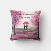 田舎風の結婚式の愛のカップルと桜の木 クッション (正面)