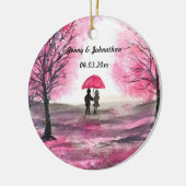 田舎風の結婚式の愛のカップルと桜の木 セラミックオーナメント (左)