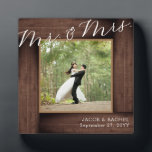 田舎風の結婚式 Mr. & Mrs. エレガントなスクリプト写真 フォトプラーク<br><div class="desc">このデザインは、擬似的な田舎風の木製フレームを特徴としています。テキストをカスタマイズするには、カスタマイズボタンをクリックしてください。このデザインのバリエーションや異なる紙の種類、関連製品は、zazzle.com/store/doodleluluでご覧いただけます。独自のマッチングアイテムを作成するために、このデザインを特定の製品に適用する必要がある場合は、お問い合わせください! 2 june bugsによるDoodleLuluのデザインをご覧いただき、誠にありがとうございます!</div>