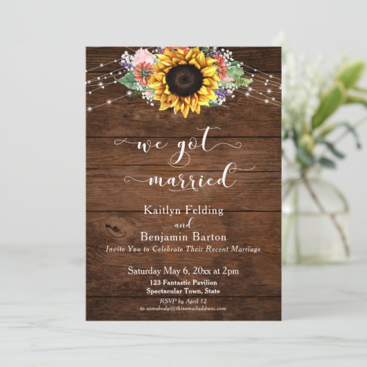 田舎風の茶色の木のひまわりライト 私たち結婚しました 招待状 (スタンド正面)