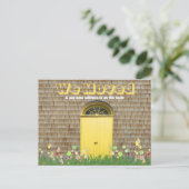 田舎風の黄色いドア 花々 お引越しのお知らせ ポストカード (スタンド正面)