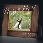 田舎風Mr. & Mrs. エレガントスクリプト結婚写真 フォトプラーク<br><div class="desc">このデザインは、擬似的な田舎風の木製フレームとエレガントなスクリプトテキストを特徴としています。テキストを変更する場合は、カスタマイズボタンをクリックしてください。このデザインのバリエーションや異なる紙の種類、関連製品は、zazzle.com/store/doodleluluでご覧いただけます。独自のマッチングアイテムを作成するために、このデザインを特定の製品に適用する必要がある場合は、お問い合わせください！ 2 june bugsによるDoodleLuluのデザインをご覧いただき、誠にありがとうございます！</div>