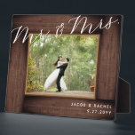 田舎風Mr. & Mrs. エレガントスクリプト結婚写真 フォトプラーク<br><div class="desc">このデザインは、擬似的な田舎風の木製フレームとエレガントなスクリプトテキストを特徴としています。テキストを変更する場合は、カスタマイズボタンをクリックしてください。このデザインのバリエーションや異なる紙の種類、関連製品は、zazzle.com/store/doodleluluでご覧いただけます。独自のマッチングアイテムを作成するために、このデザインを特定の製品に適用する必要がある場合は、お問い合わせください! 2 june bugsによるDoodleLuluのデザインをご覧いただき、誠にありがとうございます!</div>