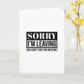 申し訳なく離れない – 皮肉なおもしろい引用文デザイン カード (黄色い花)