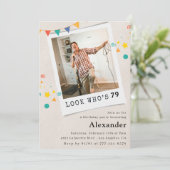 男おもしろい子79歳の誕生日招待状おもしろい写真 招待状 (スタンド正面)