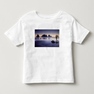 男がカヤックを運ぶモンタージュ、ShiShi Beach、 トドラーTシャツ