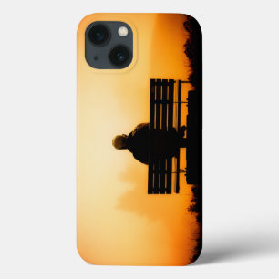 男がベンチに座るサンセットシーン iPhone 13ケース