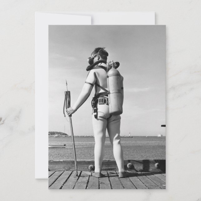 男が桟橋に立つ (正面)