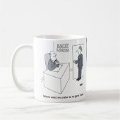 男が銀行融資部でうめき声を上げる コーヒーマグカップ (左)