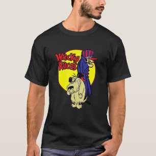 男と犬の黄色い円のレースにステッカーおもしろいを貼る Tシャツ