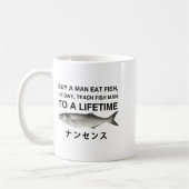 男に魚を食べさせて一日中魚の世話を教える コーヒーマグカップ (左)