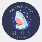 男のおもしろい子シャーク星ありがとう誕生日パーティー ラウンドシール (正面)