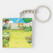 男のよくはしゃぐ子の走が緑豊かな裏庭に キーホルダー (裏面)