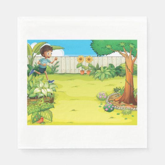 男のよくはしゃぐ子の走が緑豊かな裏庭に スタンダードランチョンナプキン (正面)