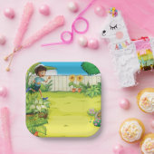 男のよくはしゃぐ子の走が緑豊かな裏庭に ペーパープレート (パーティー)