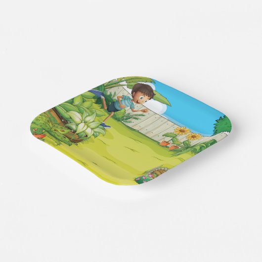 男のよくはしゃぐ子の走が緑豊かな裏庭に ペーパープレート (傾斜あり)