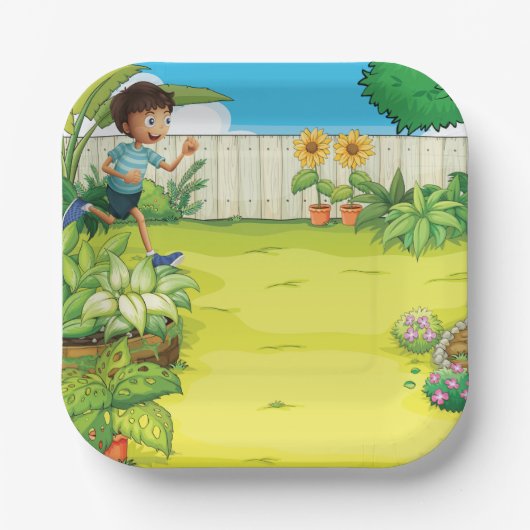 男のよくはしゃぐ子の走が緑豊かな裏庭に ペーパープレート (正面)