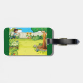 男のよくはしゃぐ子の走が緑豊かな裏庭に ラゲッジタグ (裏面横)