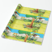 男のよくはしゃぐ子の走が緑豊かな裏庭に ラッピングペーパー (アンロールド)