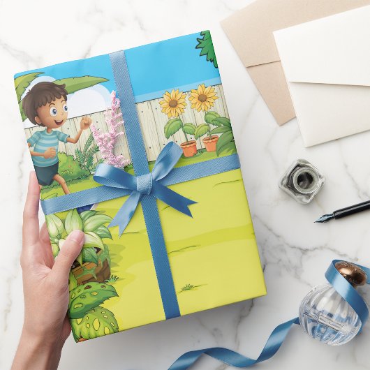 男のよくはしゃぐ子の走が緑豊かな裏庭に ラッピングペーパー