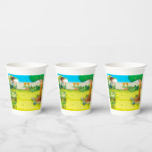 男のよくはしゃぐ子の走が緑豊かな裏庭に 紙コップ