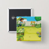 男のよくはしゃぐ子の走が緑豊かな裏庭に 缶バッジ (正面&裏面)