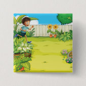 男のよくはしゃぐ子の走が緑豊かな裏庭に 缶バッジ (正面)