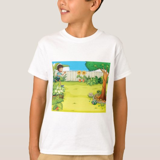 男のよくはしゃぐ子の走が緑豊かな裏庭に Tシャツ (正面)