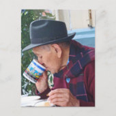 男のカフェ – コーヒーの最初のカップ ポストカード (正面)