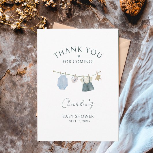 男のシンプル子の服の水の色ベビーシャワー ポストカード