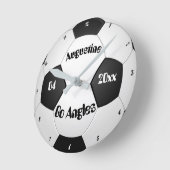 男のパーソナライズされた子と女の子の時計のためのサッカーギフト。 ラウンド壁時計 (傾斜)