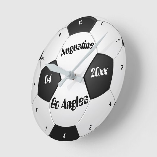 男のパーソナライズされた子と女の子の時計のためのサッカーギフト。 ラウンド壁時計 (傾斜)