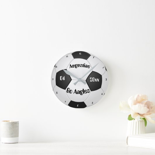 男のパーソナライズされた子と女の子の時計のためのサッカーギフト。 ラウンド壁時計 (ホーム)
