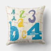 男のパーソナライズされた子の部屋クロス矢印ABC 1234 クッション (裏面)