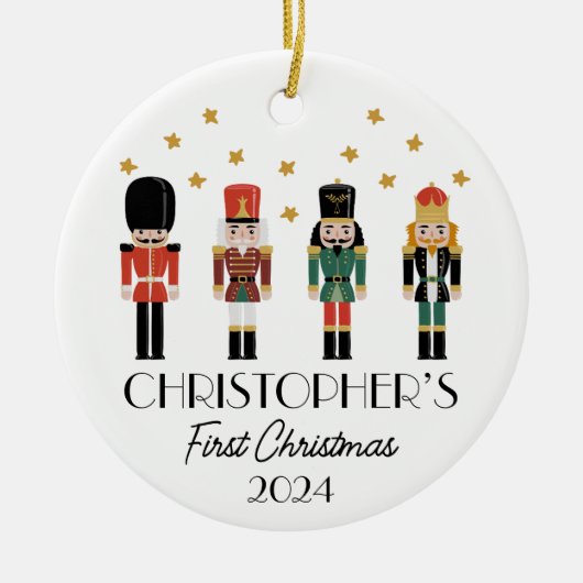 男のパーソナライズされた子ベビー初めてのクリスマスくるみ割り セラミックオーナメント (正面)