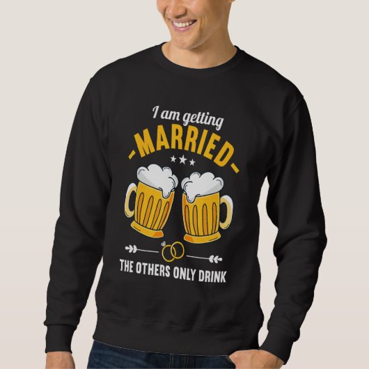 男の俺が結婚するのに、他の奴らは酒だけ飲んでやがる スウェットシャツ (正面)