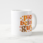 男の前のパイ ジャンボコーヒーマグカップ (正面右)