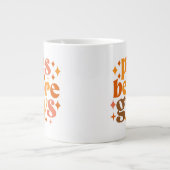 男の前のパイ ジャンボコーヒーマグカップ (正面)