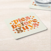 男の前のパイ スクエアペーパーコースター (アングル)