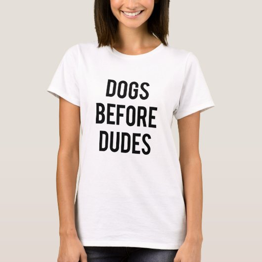 男の前の犬 Tシャツ (正面)