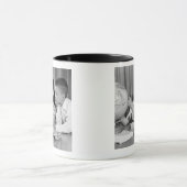 男の子および女の子の観覧の地球 マグカップ (中央)