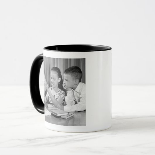 男の子および女の子の観覧の地球 マグカップ (正面左)