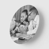 男の子および女の子の観覧の地球 ラウンド壁時計 (傾斜)