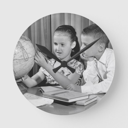 男の子および女の子の観覧の地球 ラウンド壁時計 (正面)