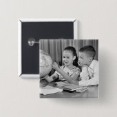 男の子および女の子の観覧の地球 缶バッジ (正面&裏面)