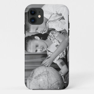 男の子および女の子の観覧の地球 iPhone 11 ケース
