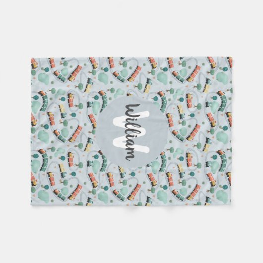 男の子かわいいブルートレイン旅行モノグラムパターンキッズ フリースブランケット (正面(横))