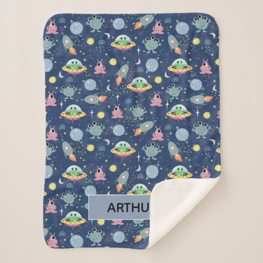 男の子かわいい宇宙エイリアン漫画パターン&名前キッズ シェルパブランケット (正面)