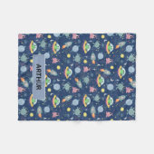 男の子かわいい宇宙エイリアン漫画パターン&名前キッズ フリースブランケット (正面(横))