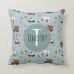 男の子かわいい消防車&パトカーと名前キッズ クッション<br><div class="desc">この可愛いカスタム装飾用クッションキッズデザインは、消防車、救急車、パトカーと青い漫画の輸送パターンを備えている。また、あなたの男の子の名前とモノグラムを美しいフォントに追加する宇宙がある。あなたの小さな部屋やベビーの子供部屋に完璧な緊急輸送をテーマにした追加、または任意の志望警察官、消防士、または救急医療隊員のためのギフトとして。</div>